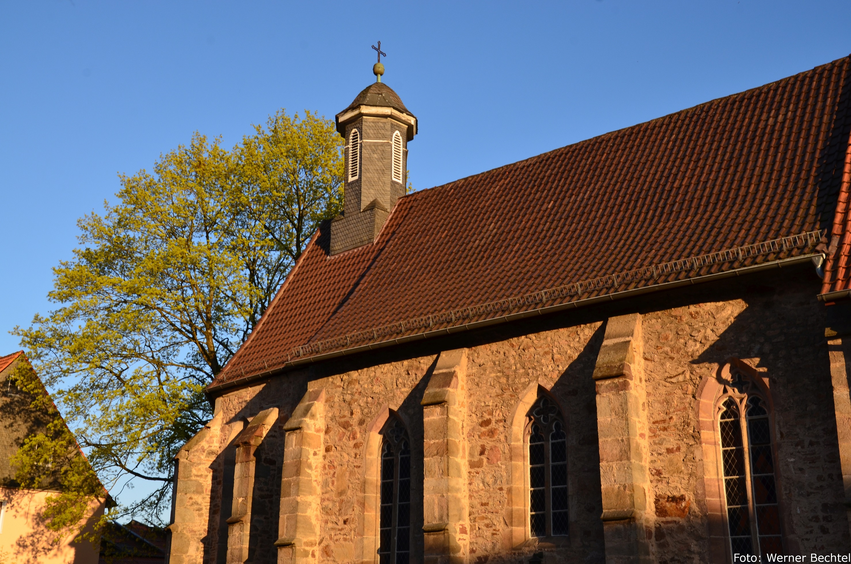 Hospitalskirche St. Elisabeth von der Straße aus gesehen