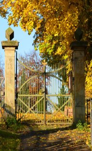 Tor des Friedhofs Spangenberg im Herbst