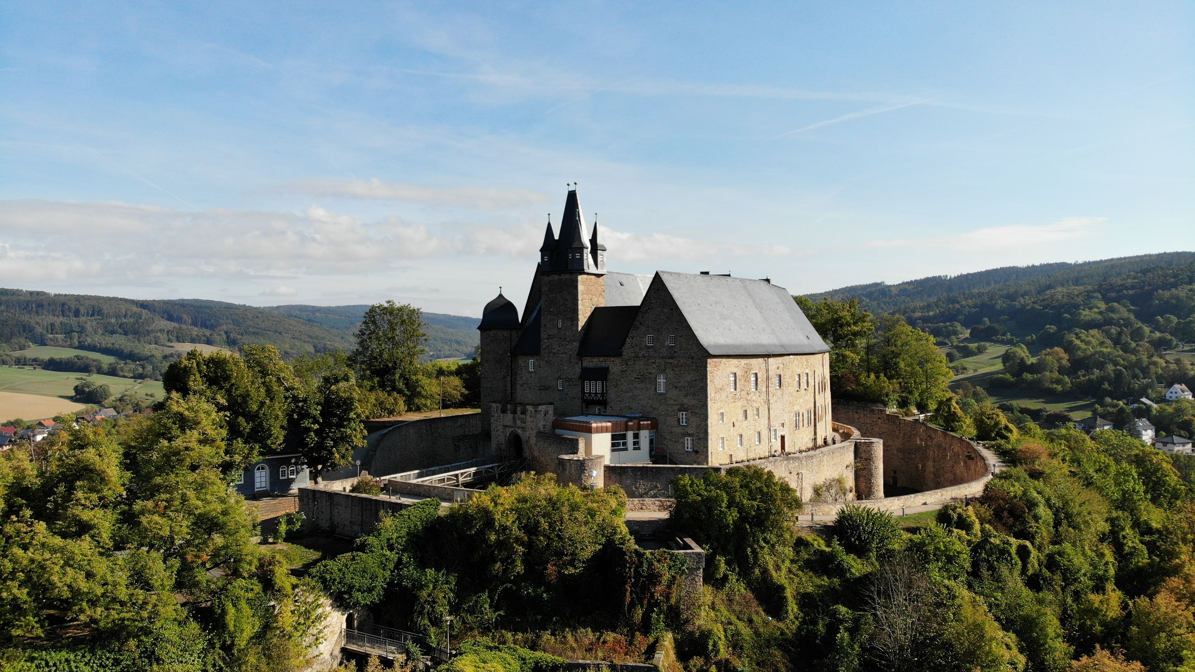 Schloss Spangenberg Gesamtaufnahme von Vorn