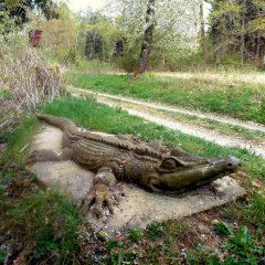 Ars Natura - Kunst am Wegesrand, hier geschnitztes Krokodil