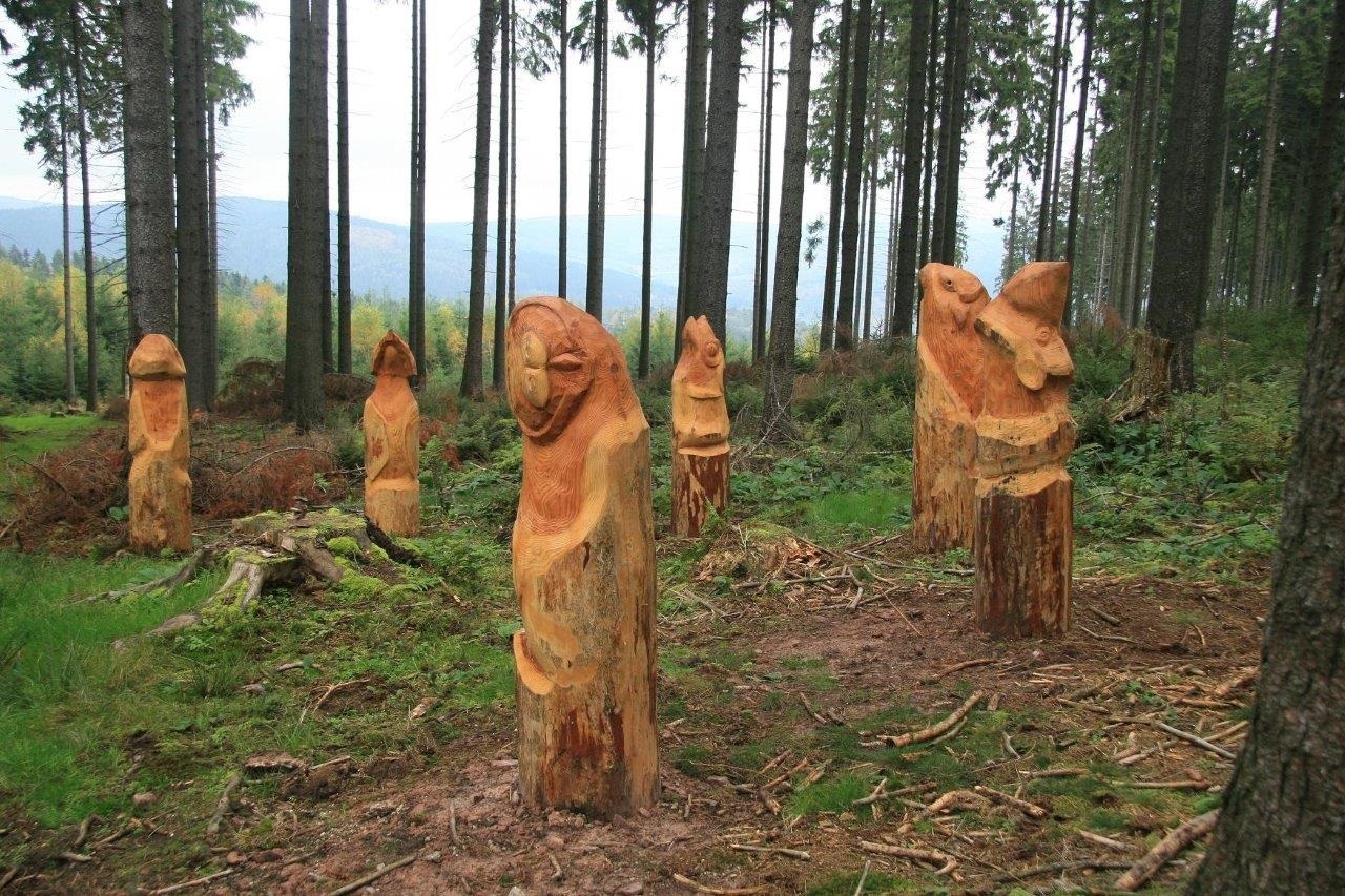 Ars Natura - Kunst am Wegesrand, hier geschnitzte Märchenfiguren