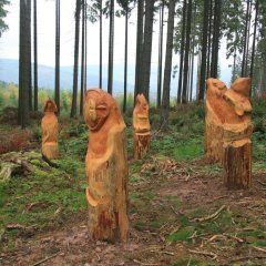 Ars Natura - Kunst am Wegesrand, hier geschnitzte Märchenfiguren