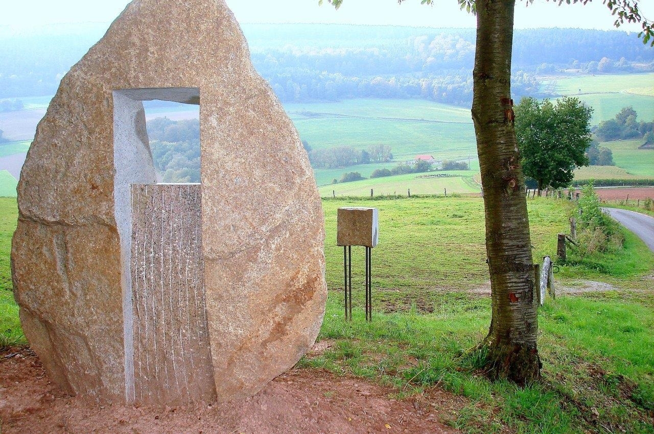 Ars Natura - Kunst am Wegesrand, hier Objekt aus Stein