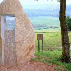 Ars Natura - Kunst am Wegesrand, hier Objekt aus Stein