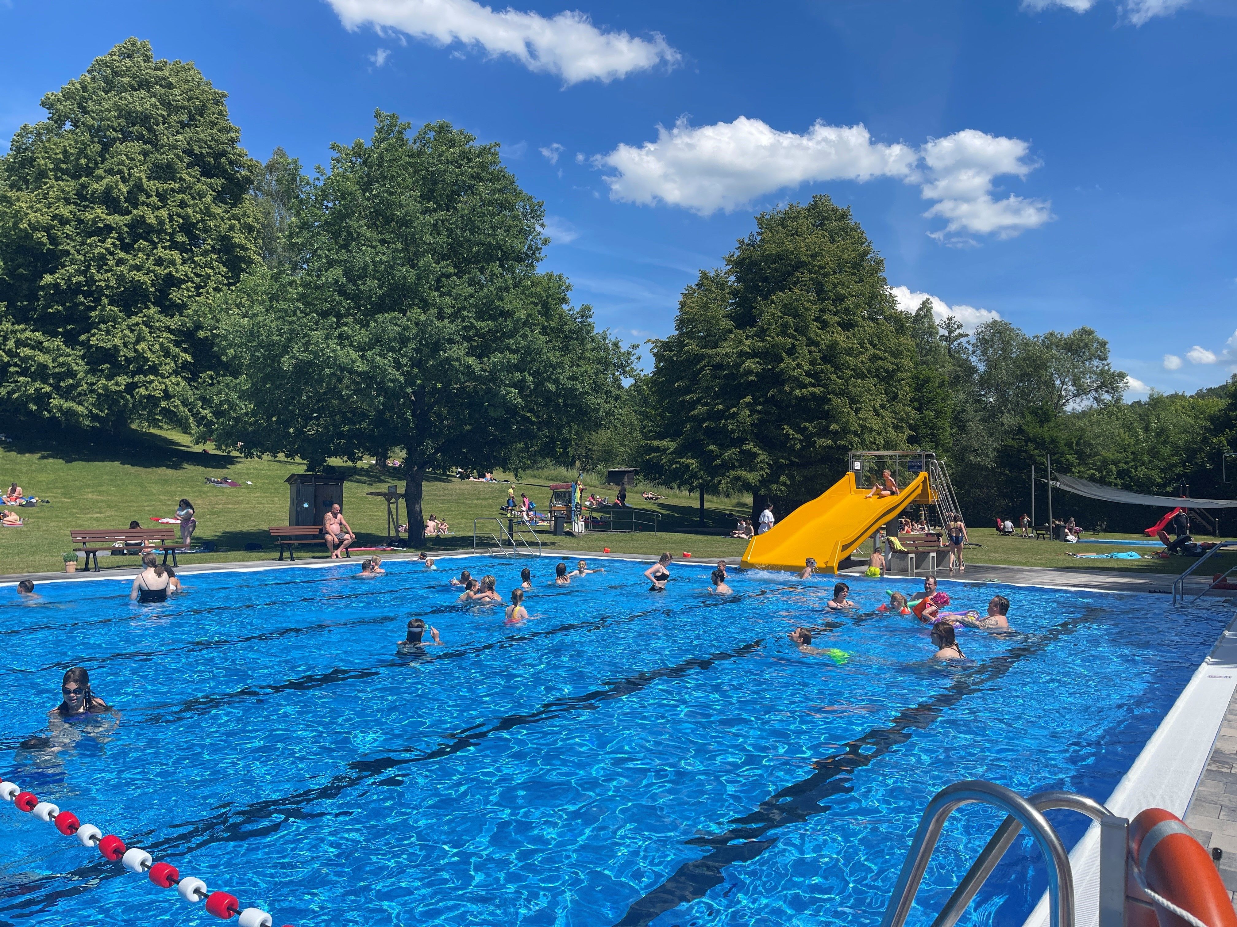 Klein und Groß haben Spaß im Freibad