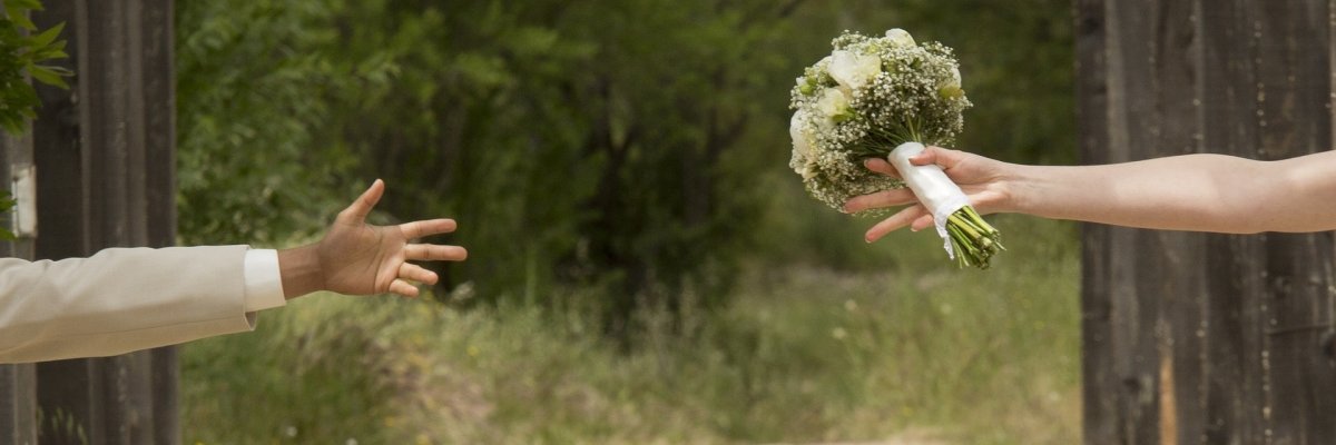 Hochzeitspaar streckt die Hände nacheinander aus