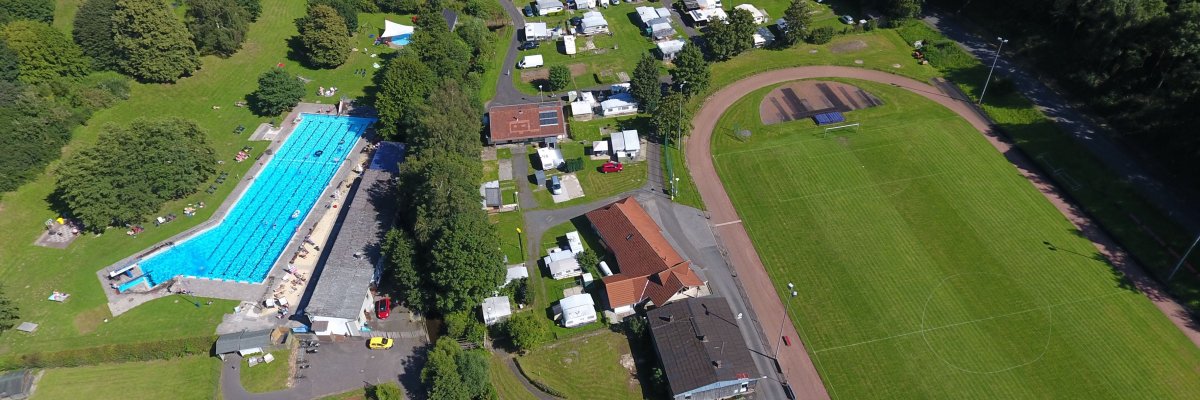 Freibad und Campingplatz aus der Luft