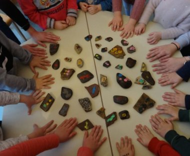 In der Kita machen die Kinder Bastelerfahrungen mit verschiedenen Materialien, hier Steinen