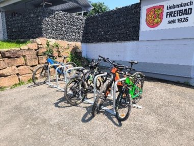 Fahrradbügel vor dem Freibad