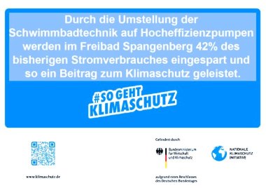 Zusammenstellung des Hinweises, dass durch die Hocheffizienzpumen im Freibad nun 42% Energiekosten gespart werden können + die Logos des Fördermittelgebers "Nationales Initiative Klimaschutz"