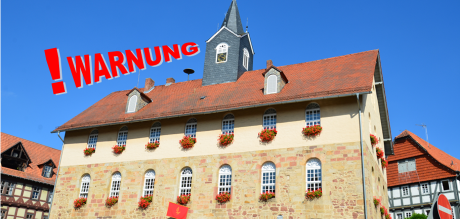 Rathaus Spangenberg, daneben der Alert: Warnung