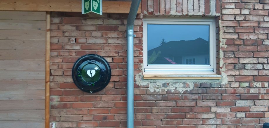 Defibrillator an der Wanderscheune